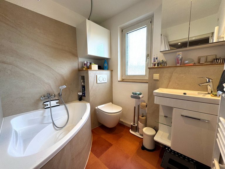 k-8F648618-C5B2-4128-ABBC-B329846C0459